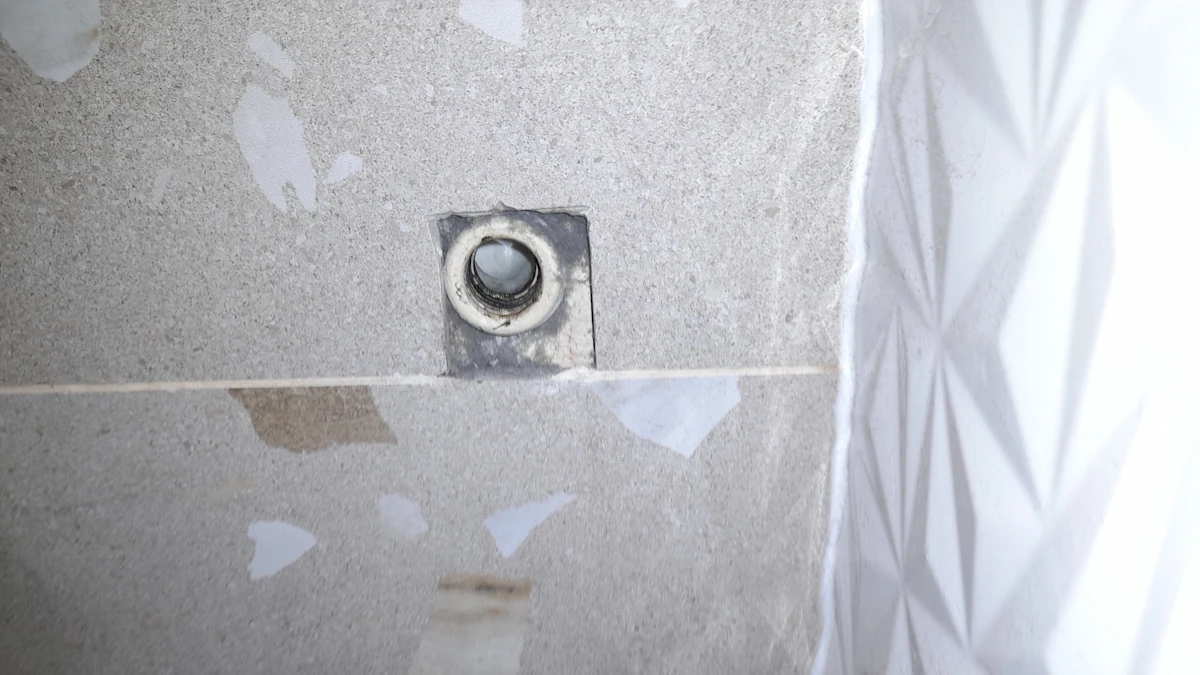 Podejście pod pralkę z rury 32 mm w ścianie — widok po wypięciu węża odpływowego