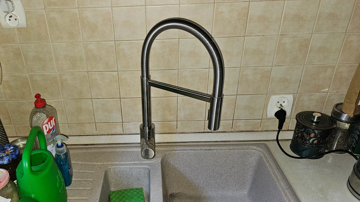 Nowa bateria zlewozmywakowa ze sprężynową wylewką zamontowana przy zlewie